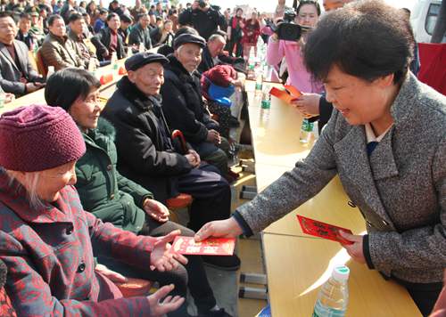 市委常委、市宣傳部長伍美華現場慰問困難群眾.jpg