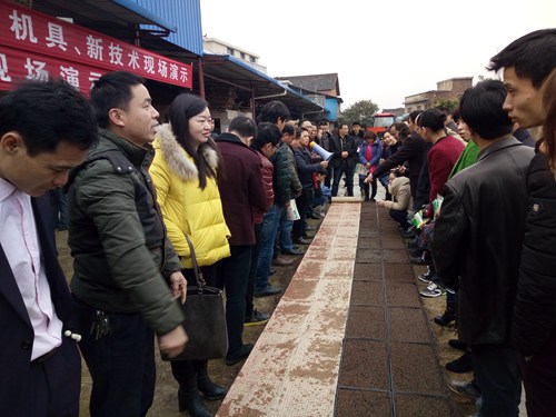 學(xué)員們?cè)谀详?yáng)農(nóng)機(jī)合作社觀摩交流.jpg
