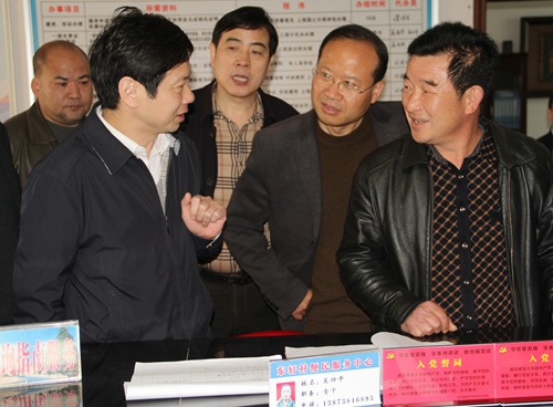 圖為婁底市市委常委、紀(jì)委書(shū)記徐勇（左一）在漣源市高新區(qū)東軒村調(diào)研村級(jí)財(cái)務(wù)清理審計(jì)和村換屆風(fēng)氣監(jiān)督情況.jpg