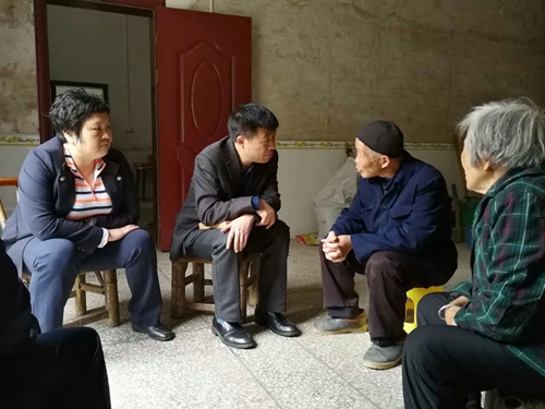 黨委書記黃迪軍、校長周新輝與幫扶對象交流情況（左起  校長 周新輝、黨委書記黃迪軍、幫扶對象）.jpg