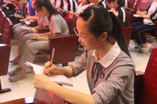 入黨積極分子認真做筆記.JPG