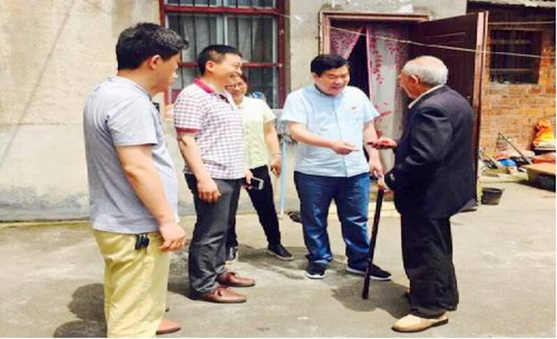在職黨員慰問困難黨員.jpg