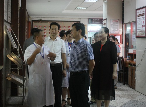 徐勇（右二）、李有才（右一）一行實地察看婁底市中醫(yī)醫(yī)院.JPG