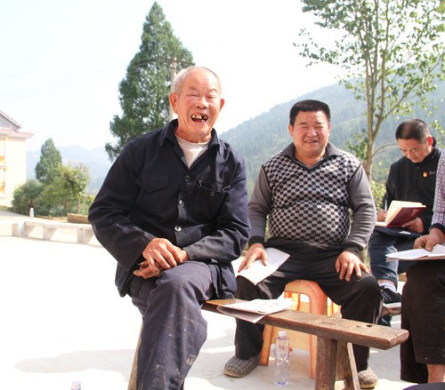 75歲的汪光堂老人（左一）談到漆樹坪村這幾年的變化時(shí)笑得合不攏嘴.JPG