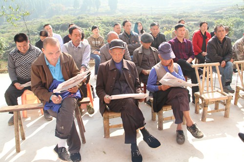 大家聚精會(huì)神學(xué)習(xí)十九大精神.JPG