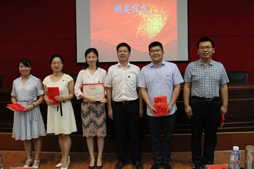13市委常委、市紀(jì)委書記、市監(jiān)委主任徐勇和獲獎(jiǎng)同志合影.JPG